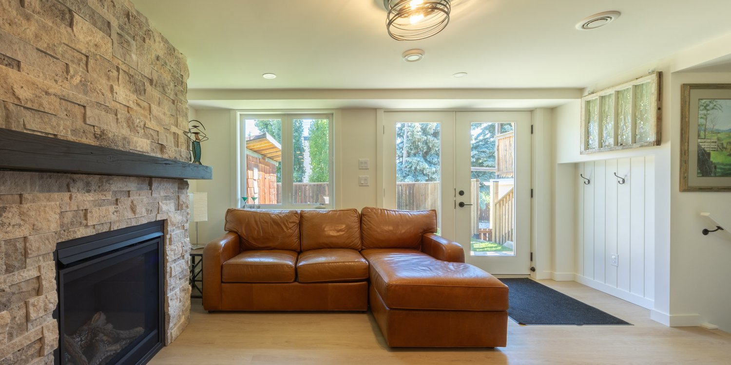 Basement Suite Calgary 25.7.3-22coleridgedrnw-3