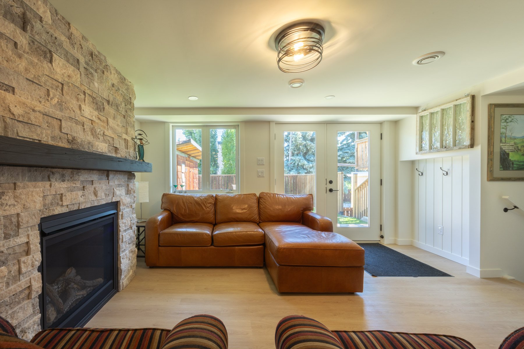 Basement Suite Calgary 25.7.3-22coleridgedrnw-3