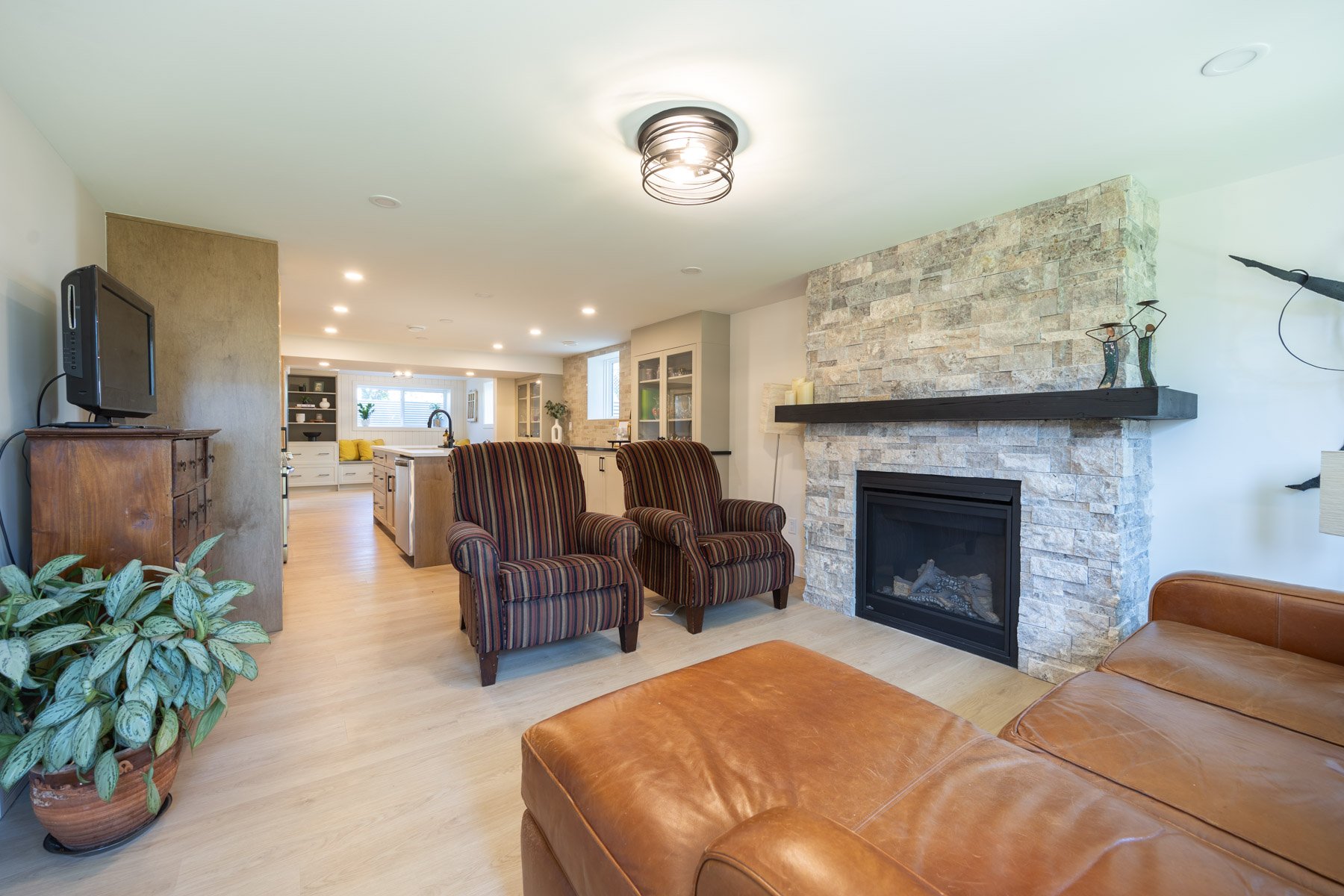 Basement Suite Calgary 25.7.3-22coleridgedrnw-4